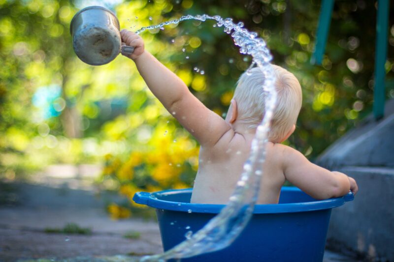baby-in-tub-splashing-water